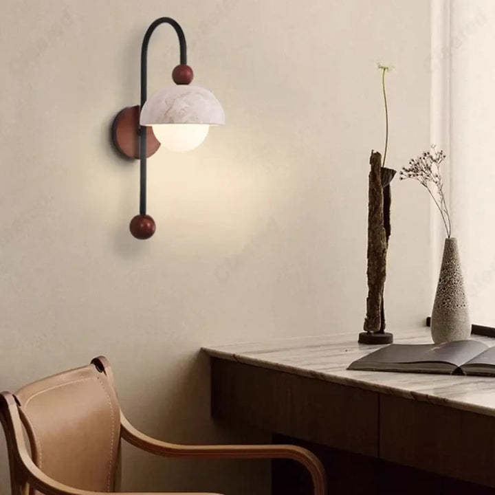 Applique murale rayora avec cadre métal noir, accents rouges, et diffuseur effet marbre blanc en verre