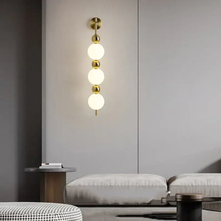 Applique murale moderne dorée pour chambre avec 3 boules

