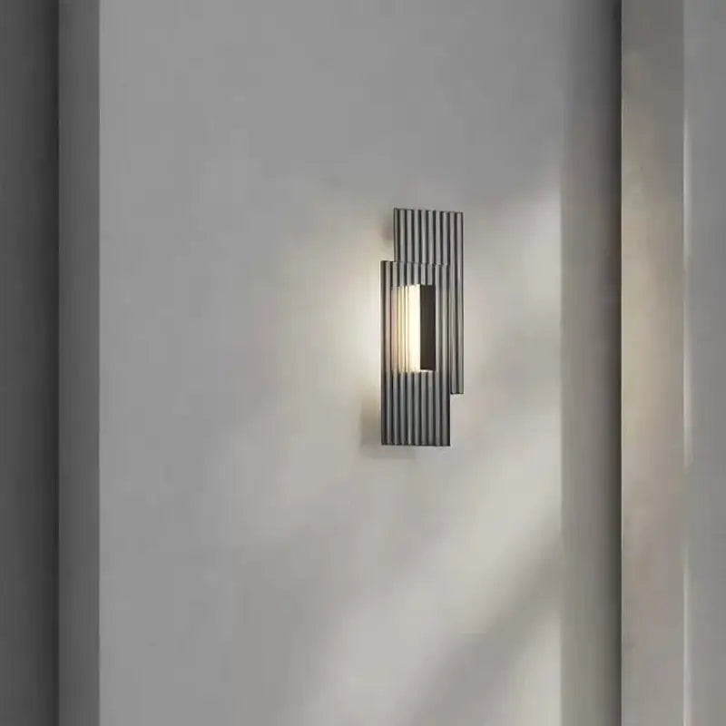 Applique murale moderne avec finition striée en métal