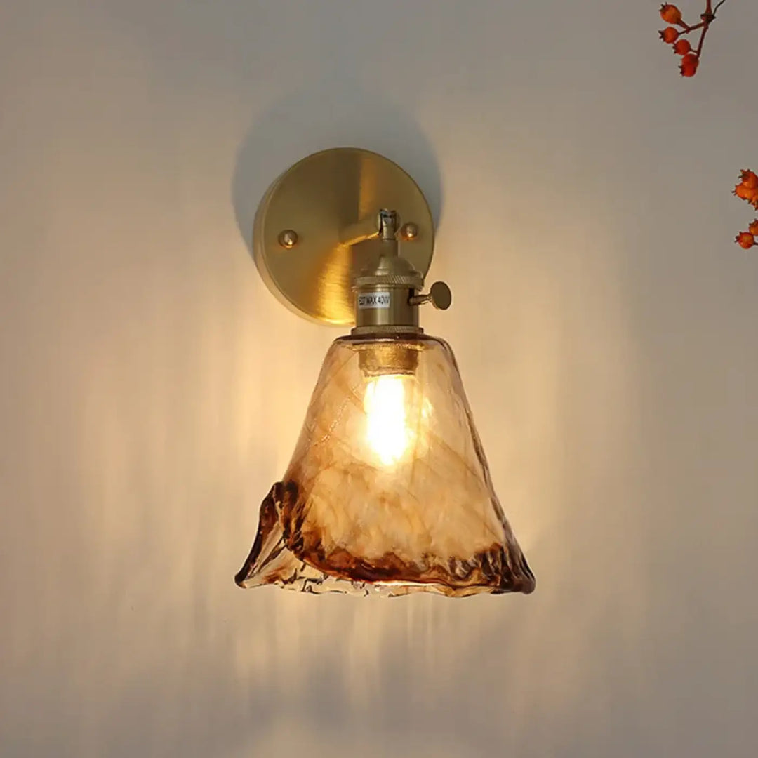 Applique murale moderne en verre fumé avec détail doré élégant