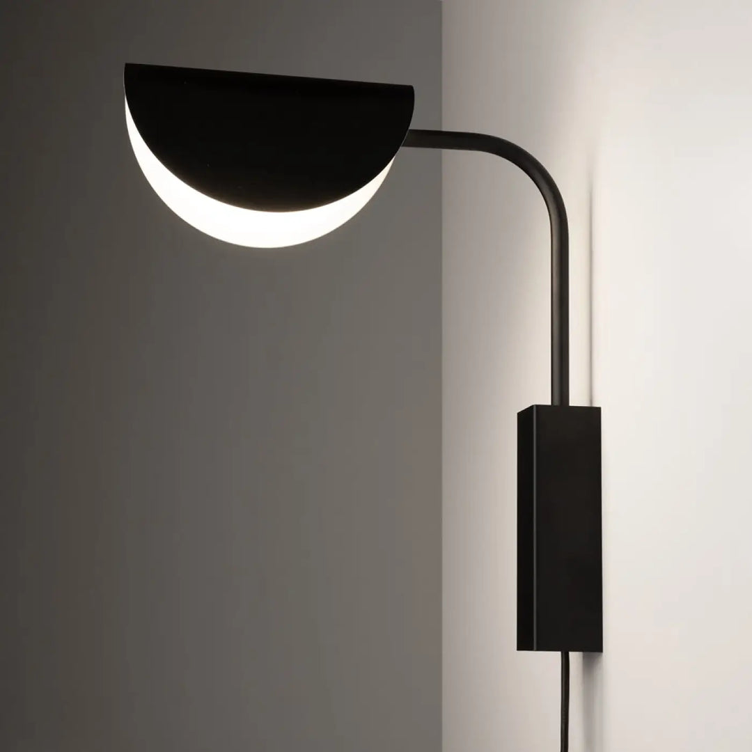 Applique murale mollis en acier noir semi circulaire avec réflecteur feuille finition mate minimaliste