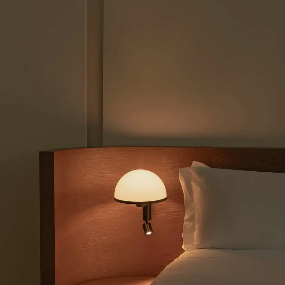Applique Dome avec liseuse LED en situation