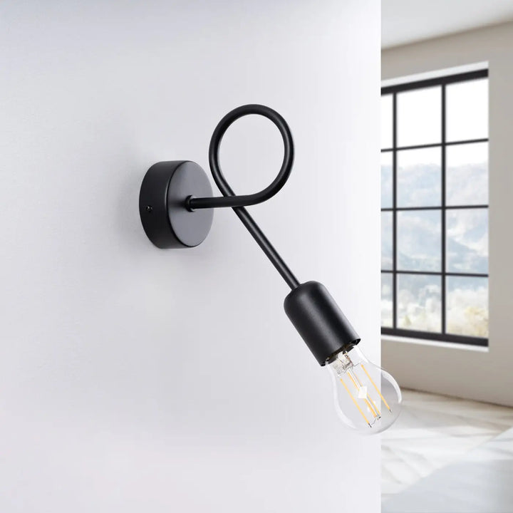 Applique murale loop noir en fer forgé avec bras courbé et lampe supeł à filament apparent pour détails surprenants