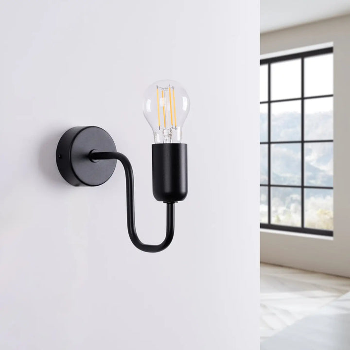 Applique murale vector noire en finition mate avec bras courbé et ampoule filament pour un loft branché superbe design