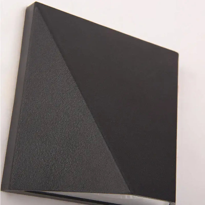 Applique murale noire design moderne à l’éclairage sculptural