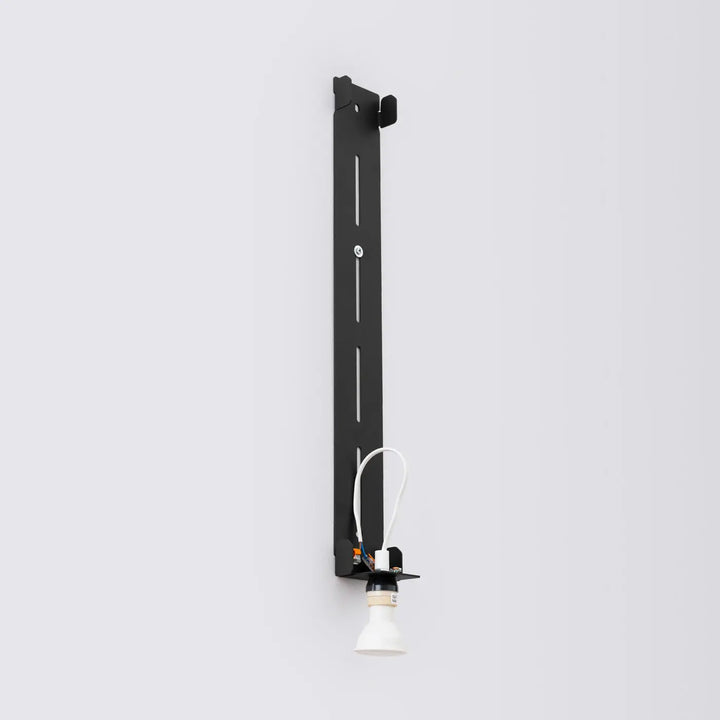 Applique murale freya 60 noir compose d’appliques murales minimalistes avec abat-jour blanc cinq coloris disponibles