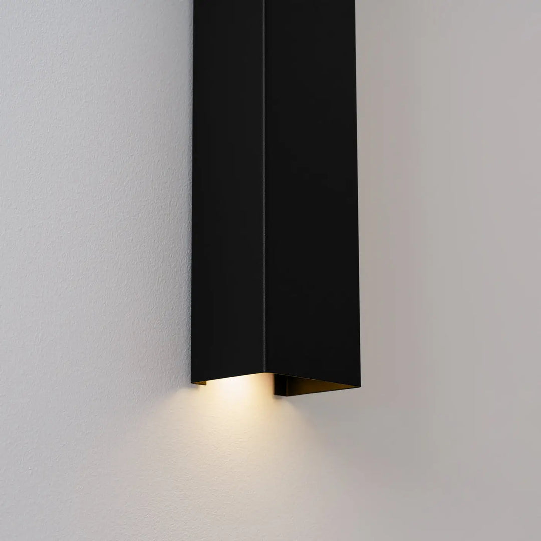 Applique murale noire freya 60 avec lumière chaude à la base compose d’appliques murales minimalistes en cinq coloris