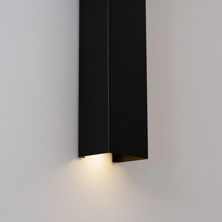Applique murale noire freya 60 avec lumière chaude à la base compose d’appliques murales minimalistes en cinq coloris