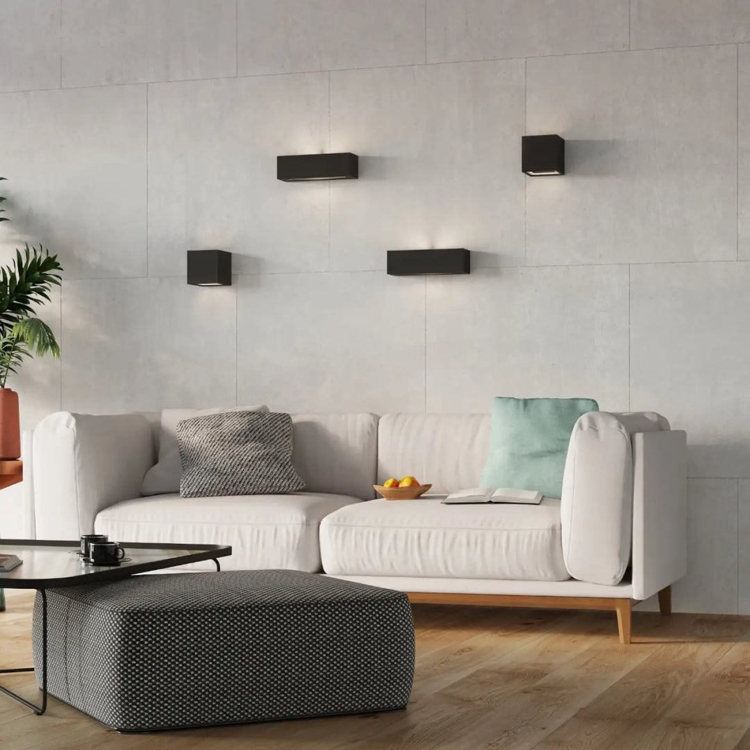 Applique murale en céramique vega noir avec design minimaliste rectangulaire montée sur mur gris texturé
