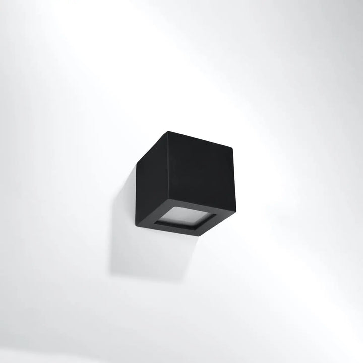 Applique murale moderne noire en céramique leo avec design cubique pour une belle lumière extérieure