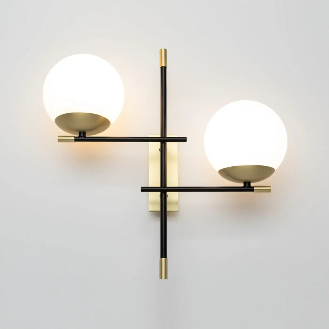 Applique murale nostalgie double globe en acier noir avec accents en laiton et globes en verre opalin dépoli