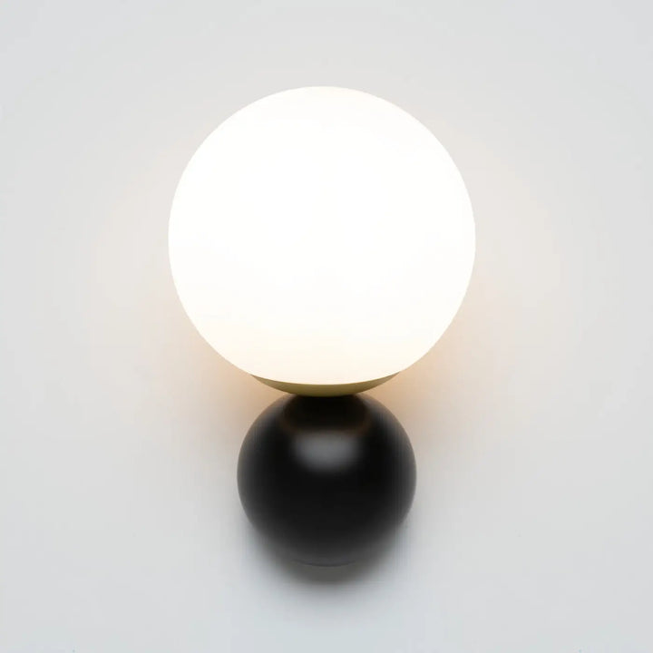 Applique murale nostalgia avec globe opalin lumineux sur base sphérique en acier noir mat minimaliste