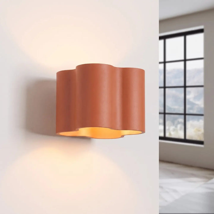 Applique murale Ovio en aluminium ocre rouge, allumée