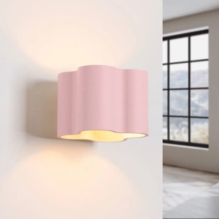 Applique murale Ovio en aluminium rose, allumée