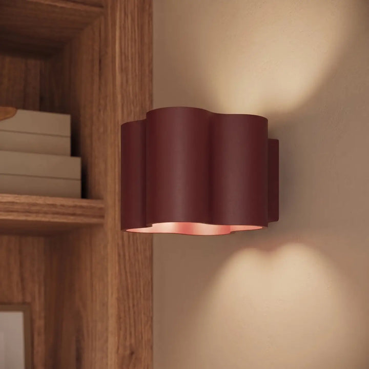 Applique murale Ovio en aluminium bordeaux, fixée au mur, vue rapprochée