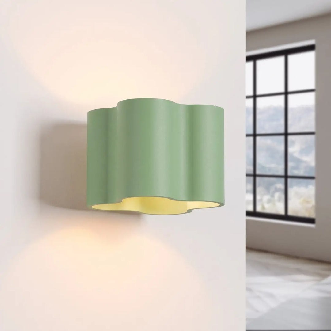 Applique murale Ovio en aluminium sauge, allumée