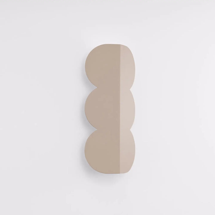 Applique murale BISCUIT taupe éteinte, posée au mur