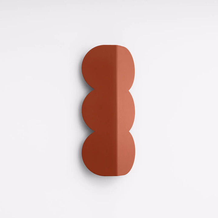 Applique murale BISCUIT ocre rouge éteinte, posée au mur