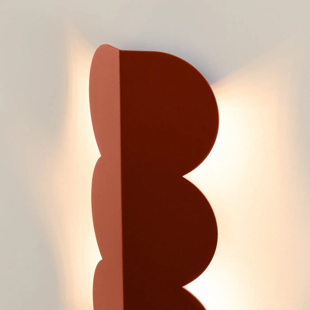 Applique murale BISCUIT ocre rouge allumée, vue de profil