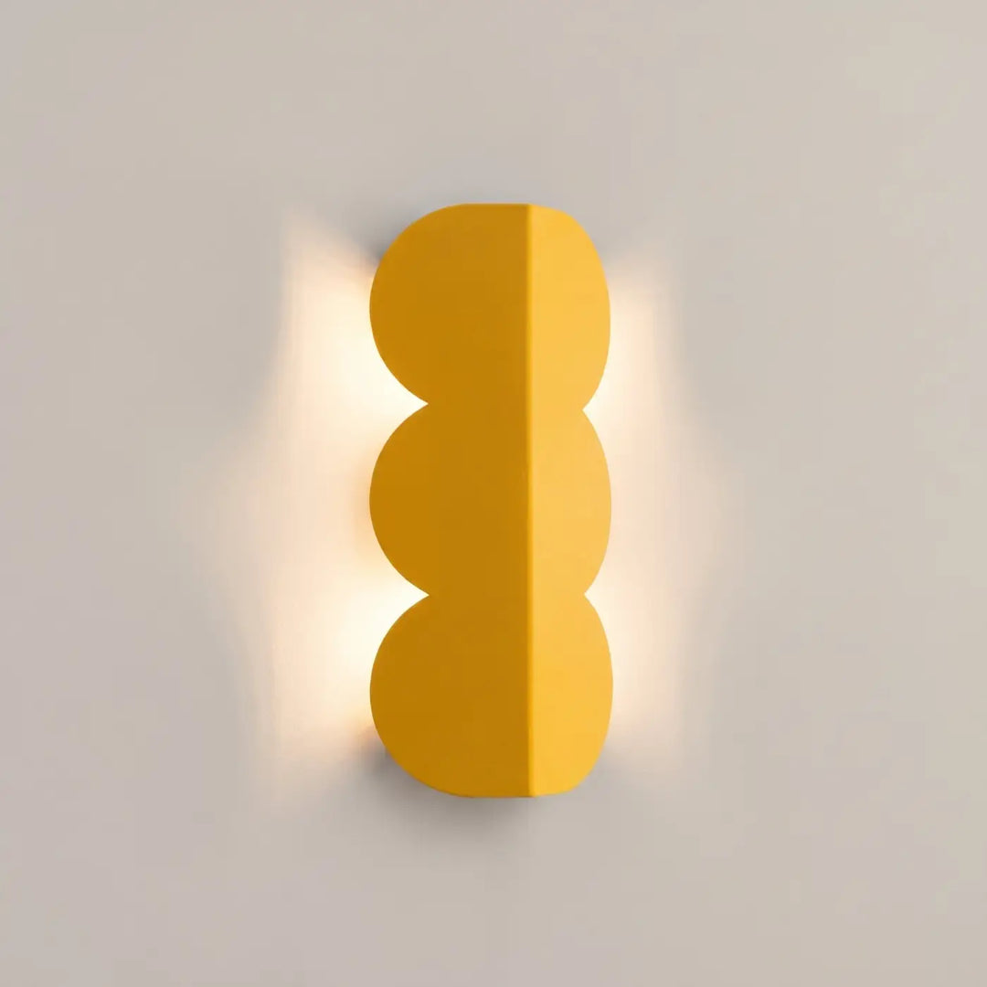 Applique murale BISCUIT jaune allumée, halo sur le mur