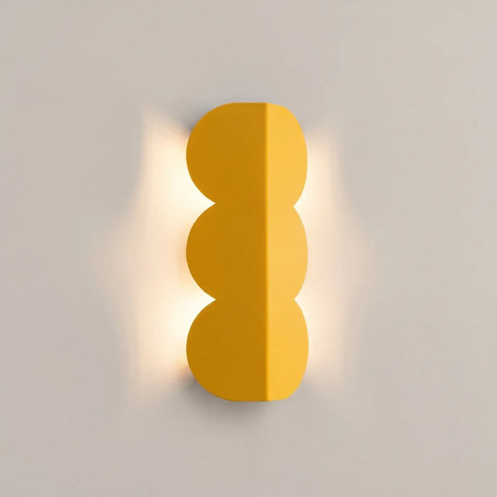 Applique murale BISCUIT jaune allumée, halo sur le mur