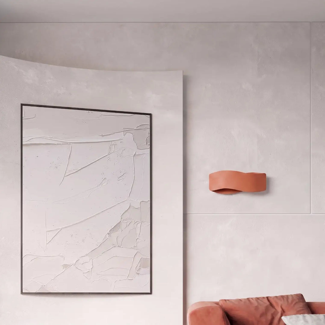 Applique murale ocre rouge allumée, vue rapprochée