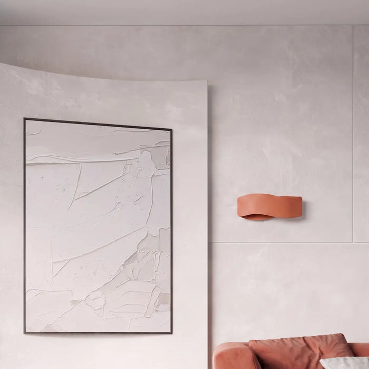 Applique murale ocre rouge allumée, vue rapprochée