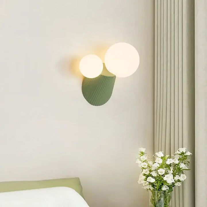 Applique murale original avec support canelé et 2 boules blanches

