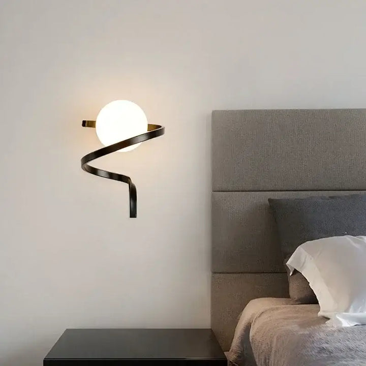 Applique Murale Originale Au Design Épuré En Verre