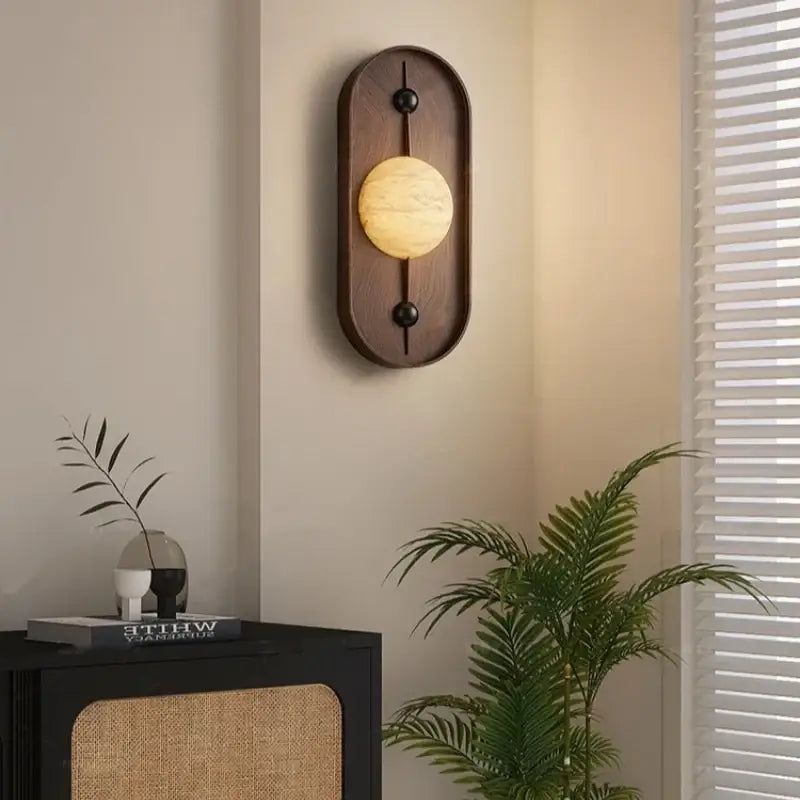 Applique Murale Ovale En Bois Foncé Avec Boule Blanche