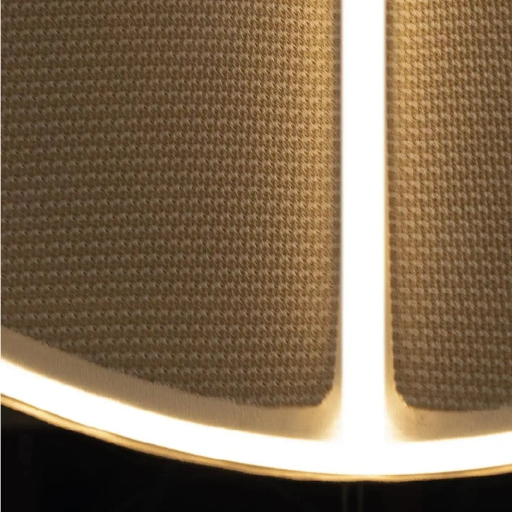 Beige lampe applique murale pantaya en tissu tricot tendu avec motif subtil et bords arrondis par patricia urquiola