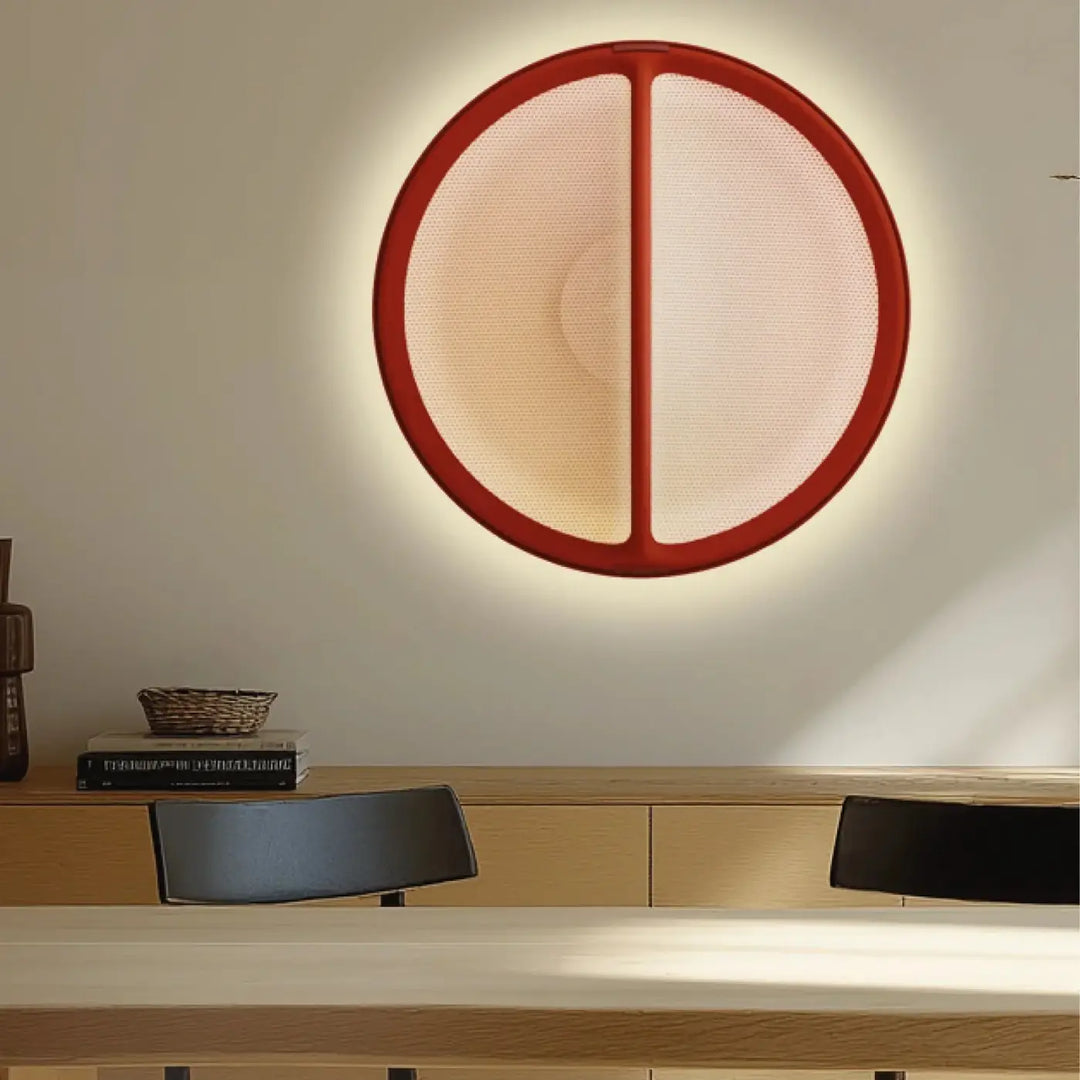 Applique murale pantaya de patricia urquiola avec cadre rouge audacieux et tricot tendu diffusant une douce lumière
