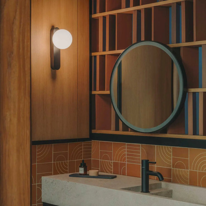 Applique Perlina noire et son globe en verre dans un intérieur #couleur_noir