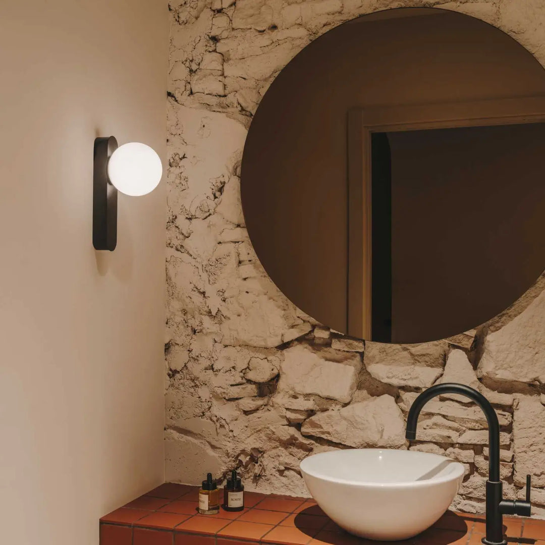 Applique Perlina noire installée au mur d'une pièce #couleur_noir