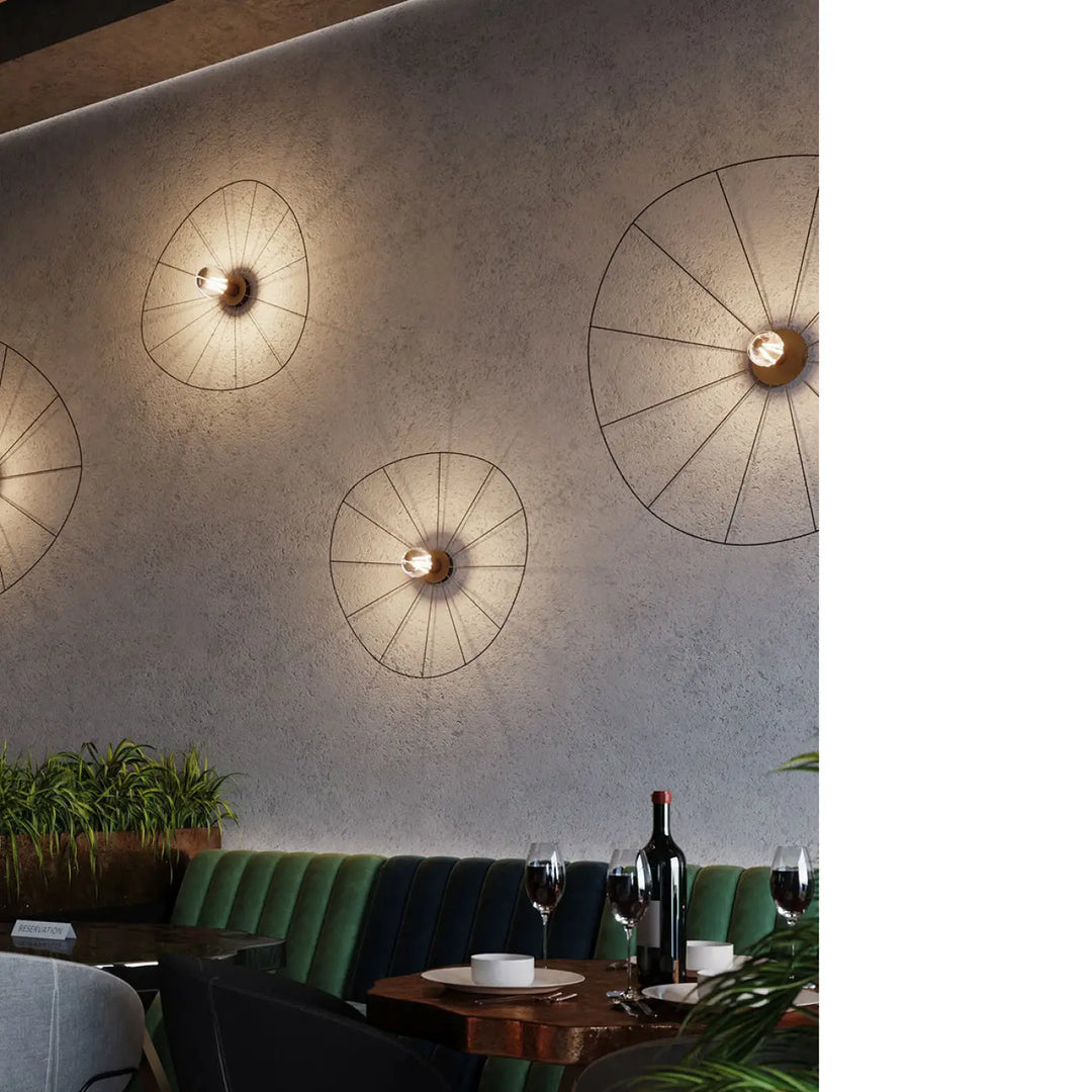 Applique murale et plafonnier eskola 70 noir avec design en fil métallique et centre laiton chaud, collection eskola