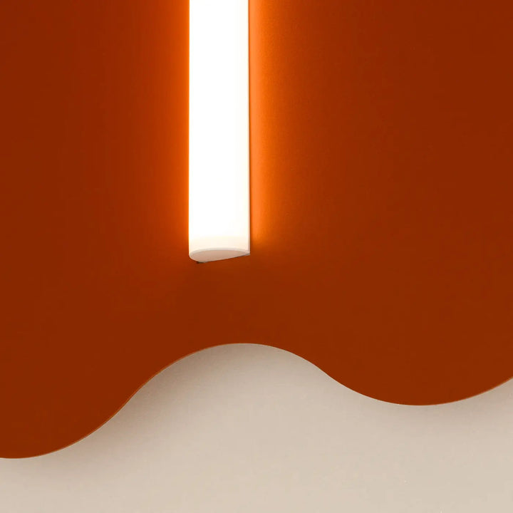 Applique murale KLOVER ocre rouge allumée, détail du tube