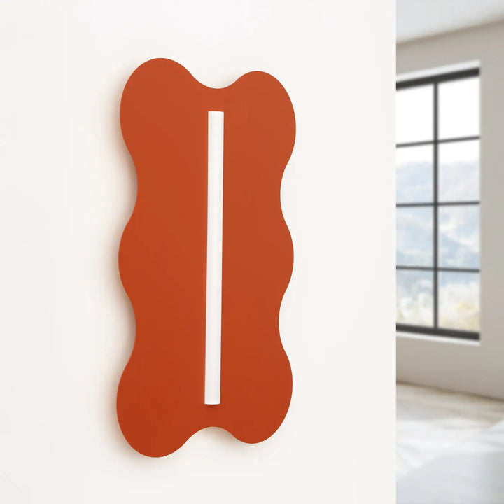 Applique murale KLOVER ocre rouge éteinte, posée au mur