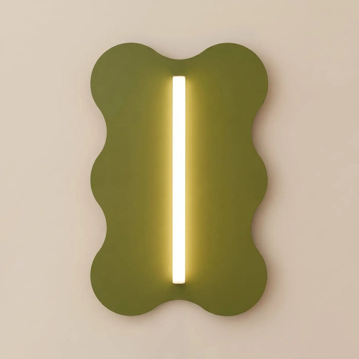 Applique murale KLOVER vert olive allumée, vue de face