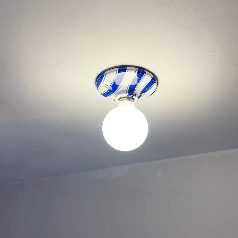 Applique Murale Rayée En Blanc Avec Du Bleu Ou Du Marron