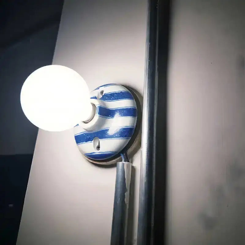 Applique Murale Rayée En Blanc Avec Du Bleu Ou Du Marron