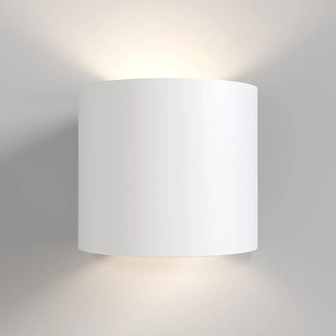 Applique murale rond cylindre en verre blanc avec finition lisse et brillante pour une lumière douce élégante