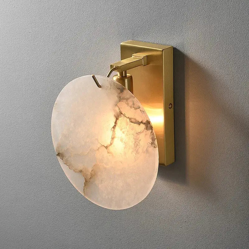 Applique murale ronde à l'effet marbre blanc et à support doré

