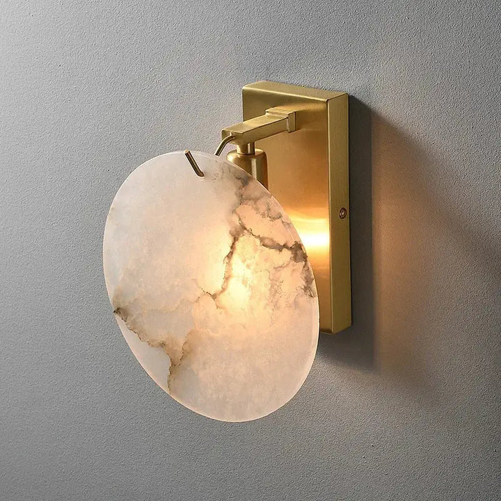 Applique murale ronde à l'effet marbre blanc et à support doré

