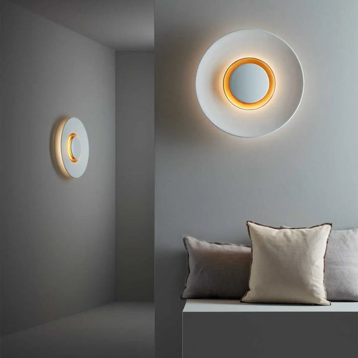 Applique Big Bang blanche dans un intérieur