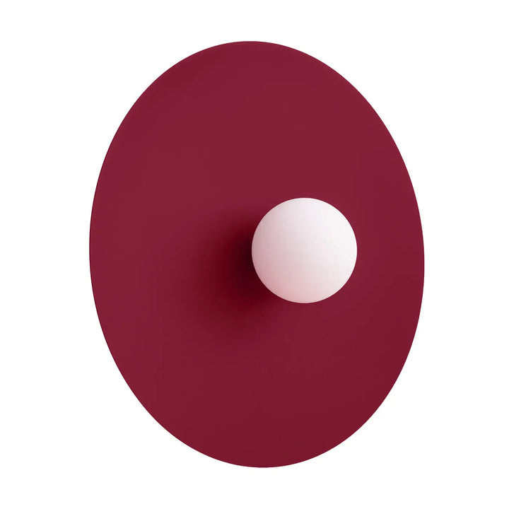 Applique murale ake 50 bordeaux avec disque métallique rond et sphère laiteuse créent une inspiration rétro minimalist