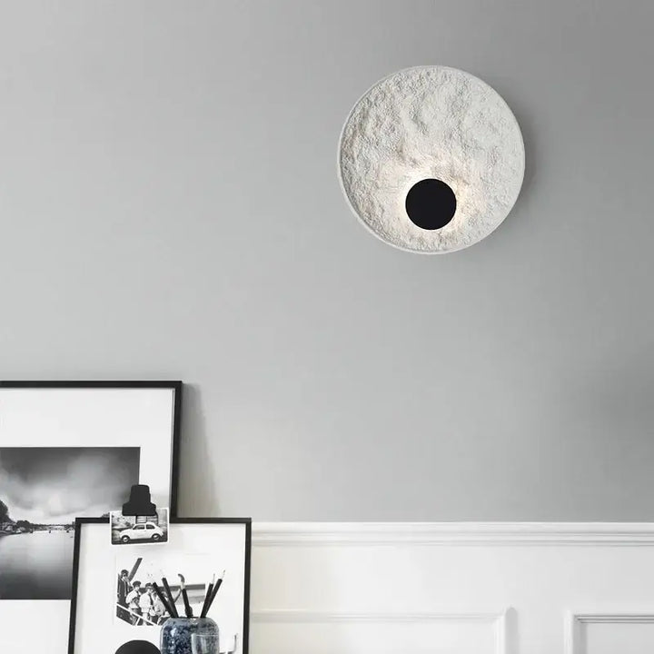 Applique Murale Ronde Effet Éclipse Blanc Style Sculptural