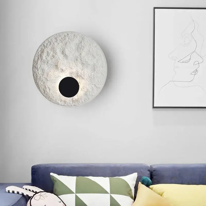 Applique Murale Ronde Effet Éclipse Blanc Style Sculptural