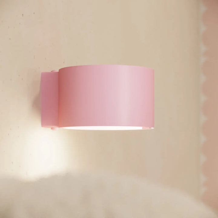 Applique murale ronde rose allumée, vue rapprochée au mur