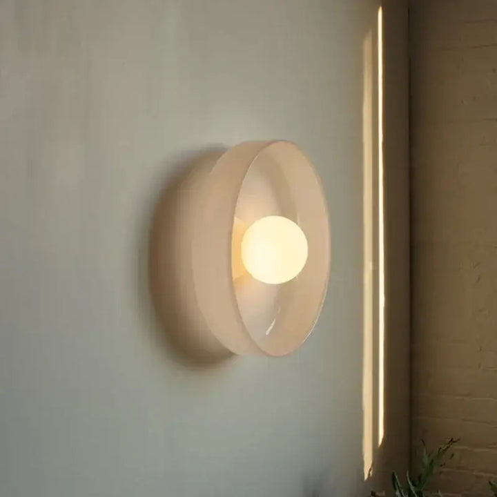 Applique murale ronde en verre avec une boule blanche

