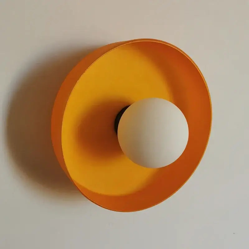 Applique murale ronde en verre avec une boule blanche

